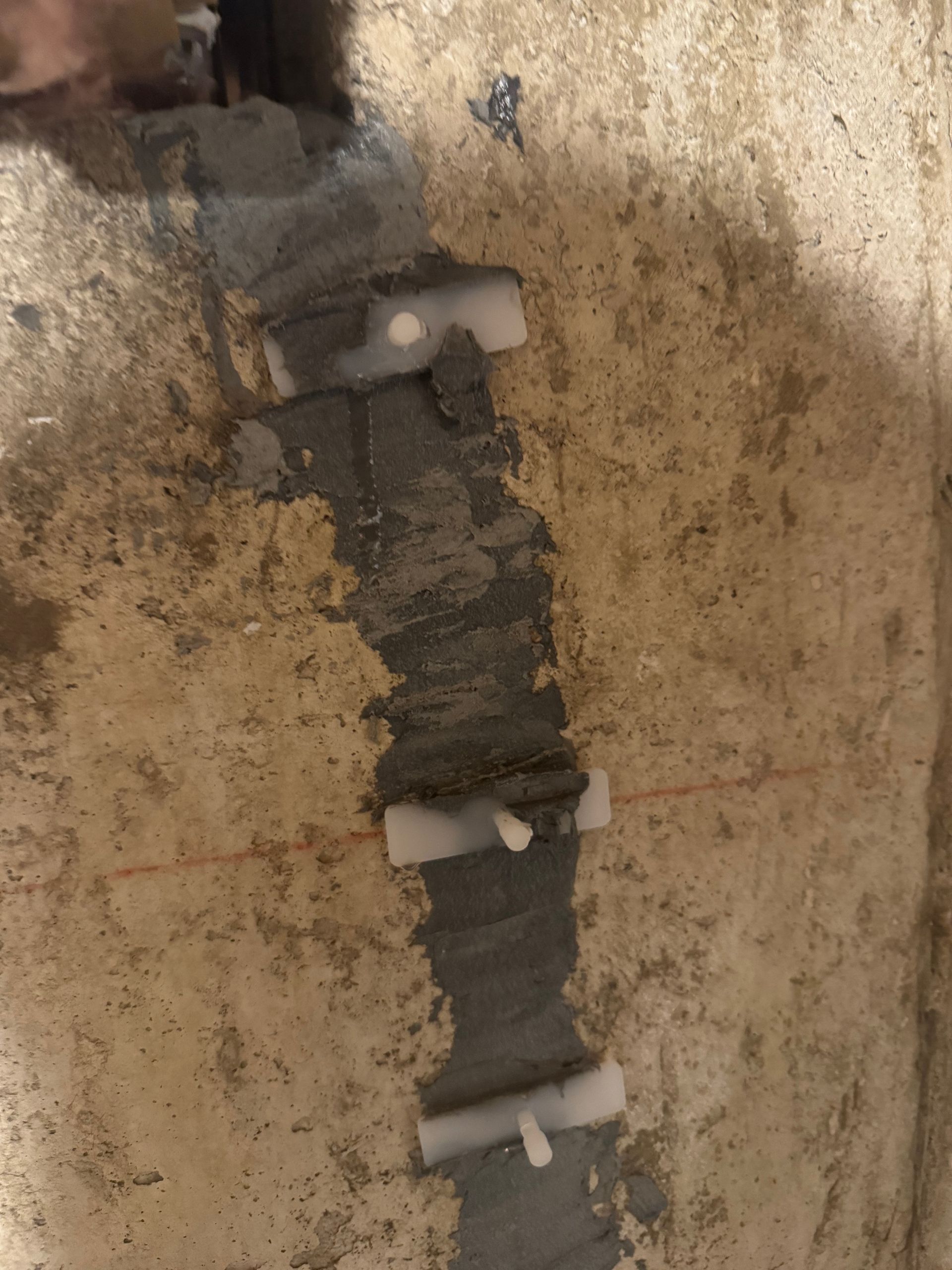 Un gros plan d'un tuyau sur un mur.