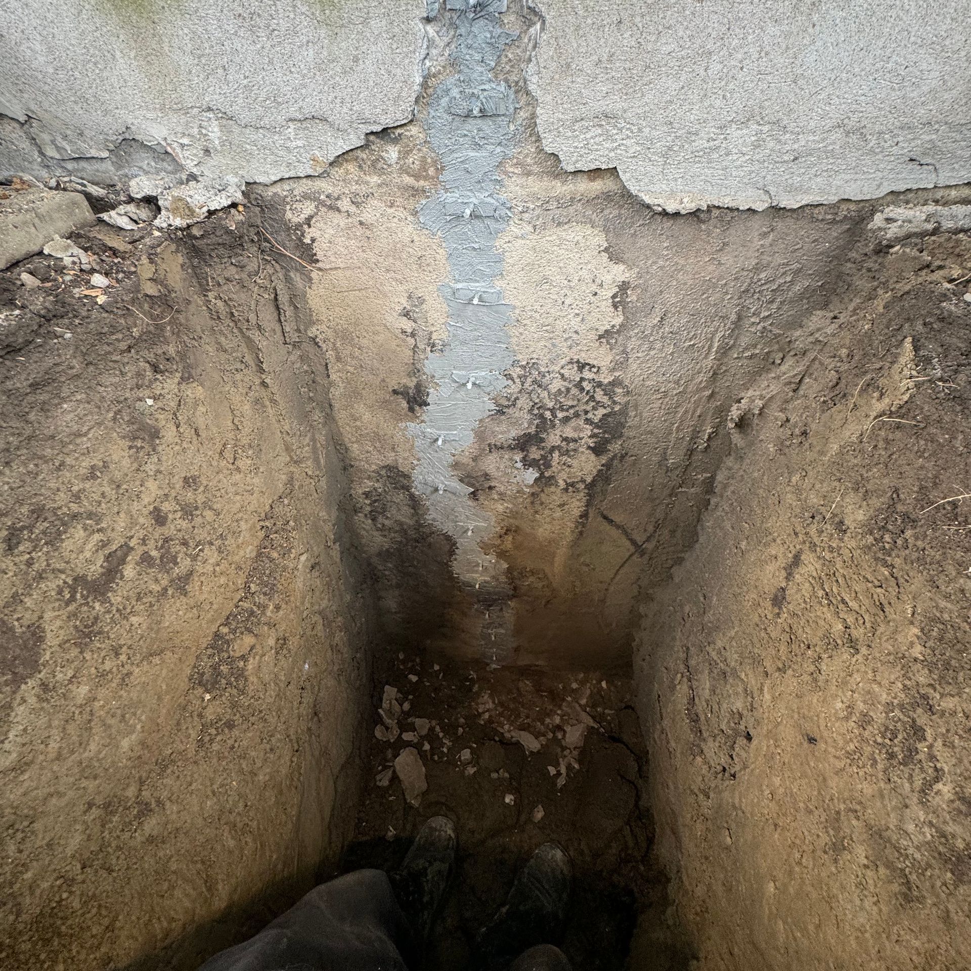 Une personne se tient dans un trou dans le sol