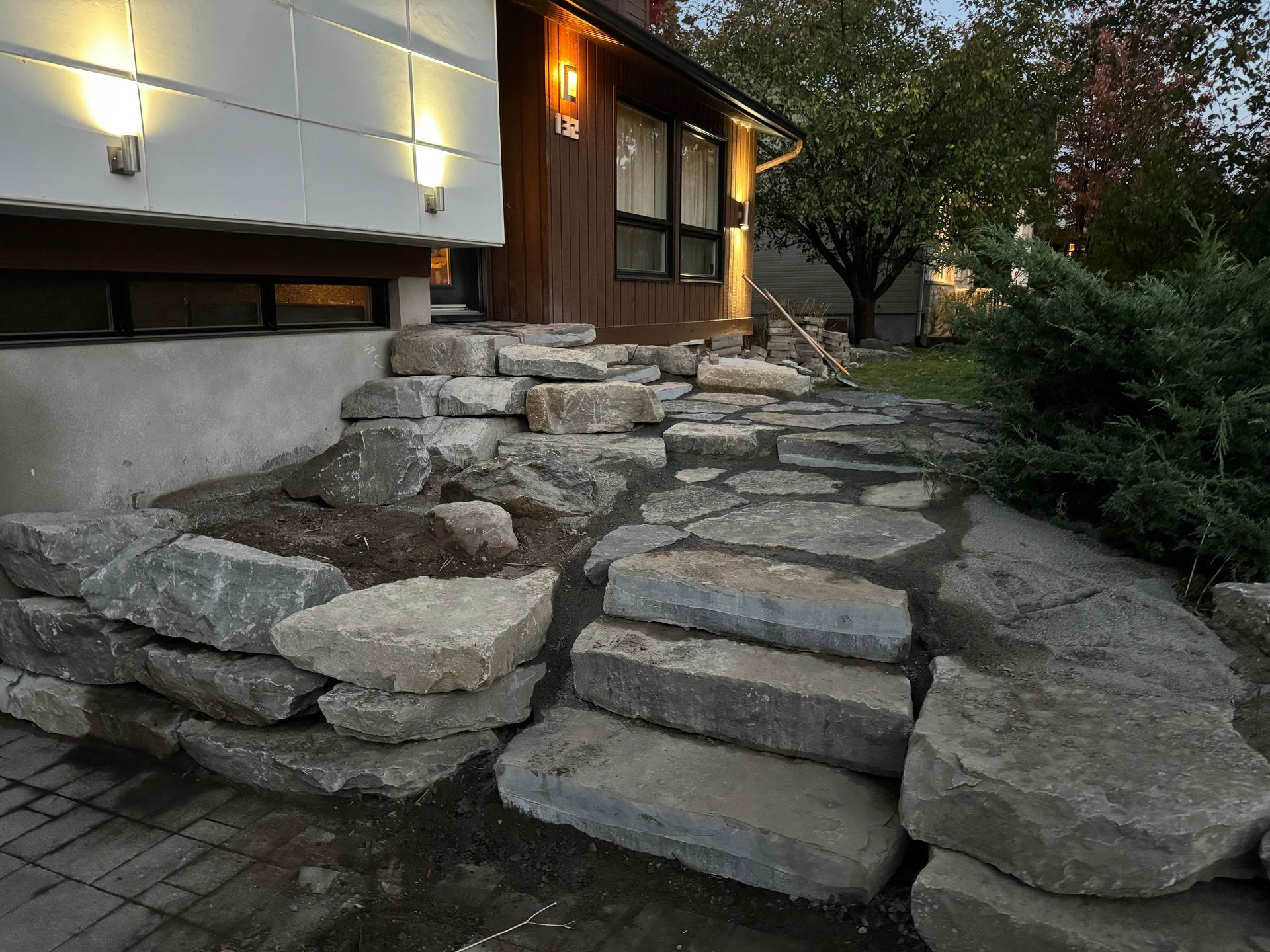 Une allée en pierre menant à l'avant d'une maison