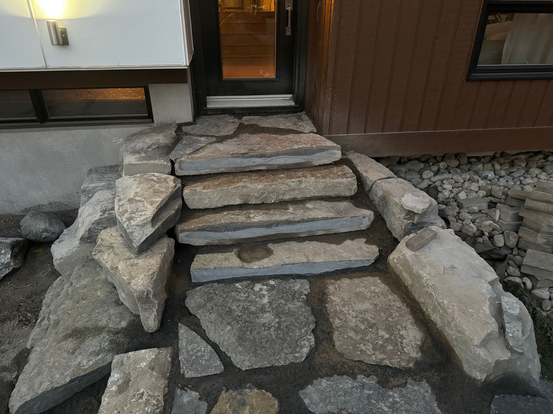 Un ensemble de marches en pierre menant à une porte