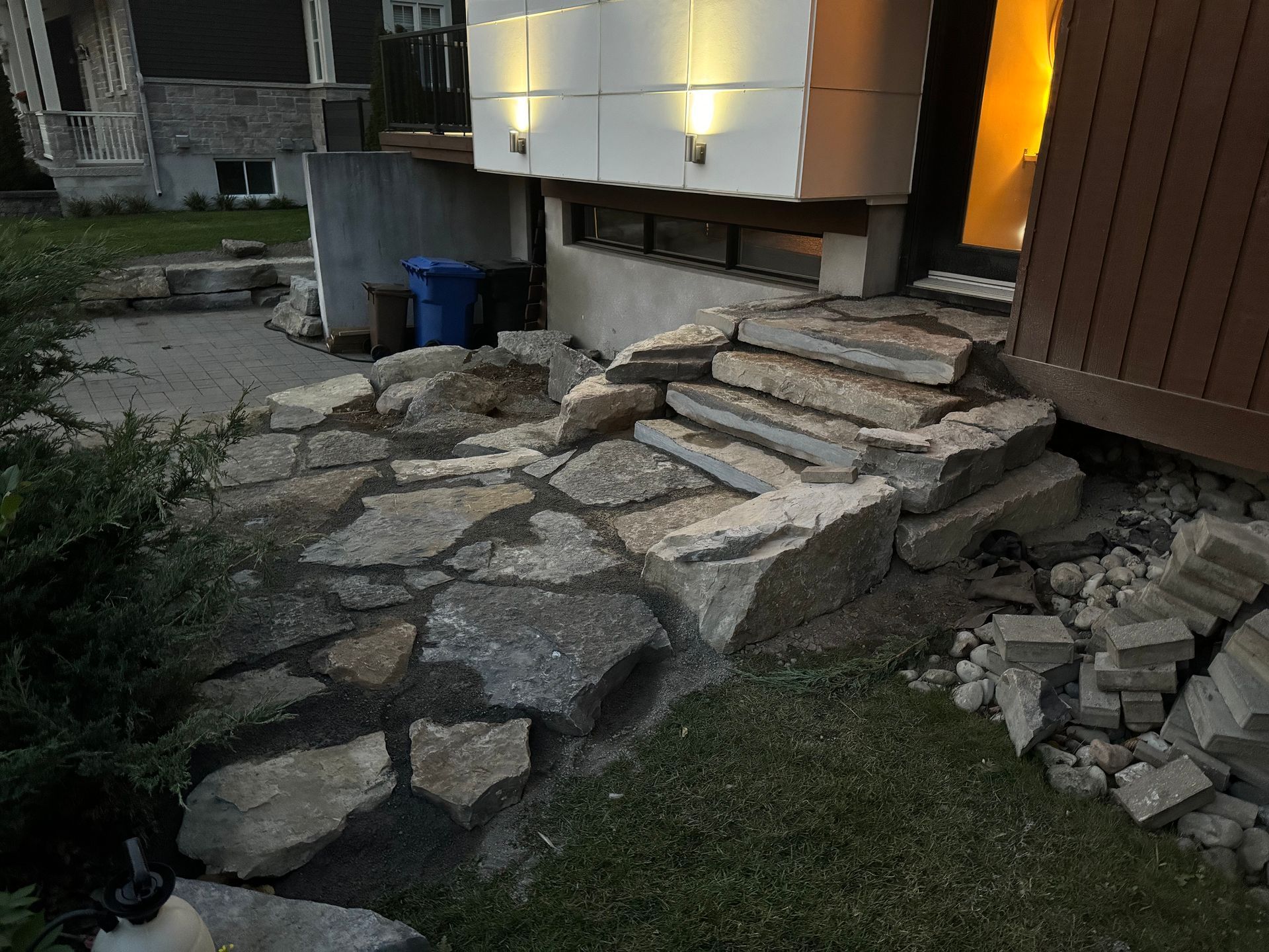 Un escalier fait de pierres devant une maison
