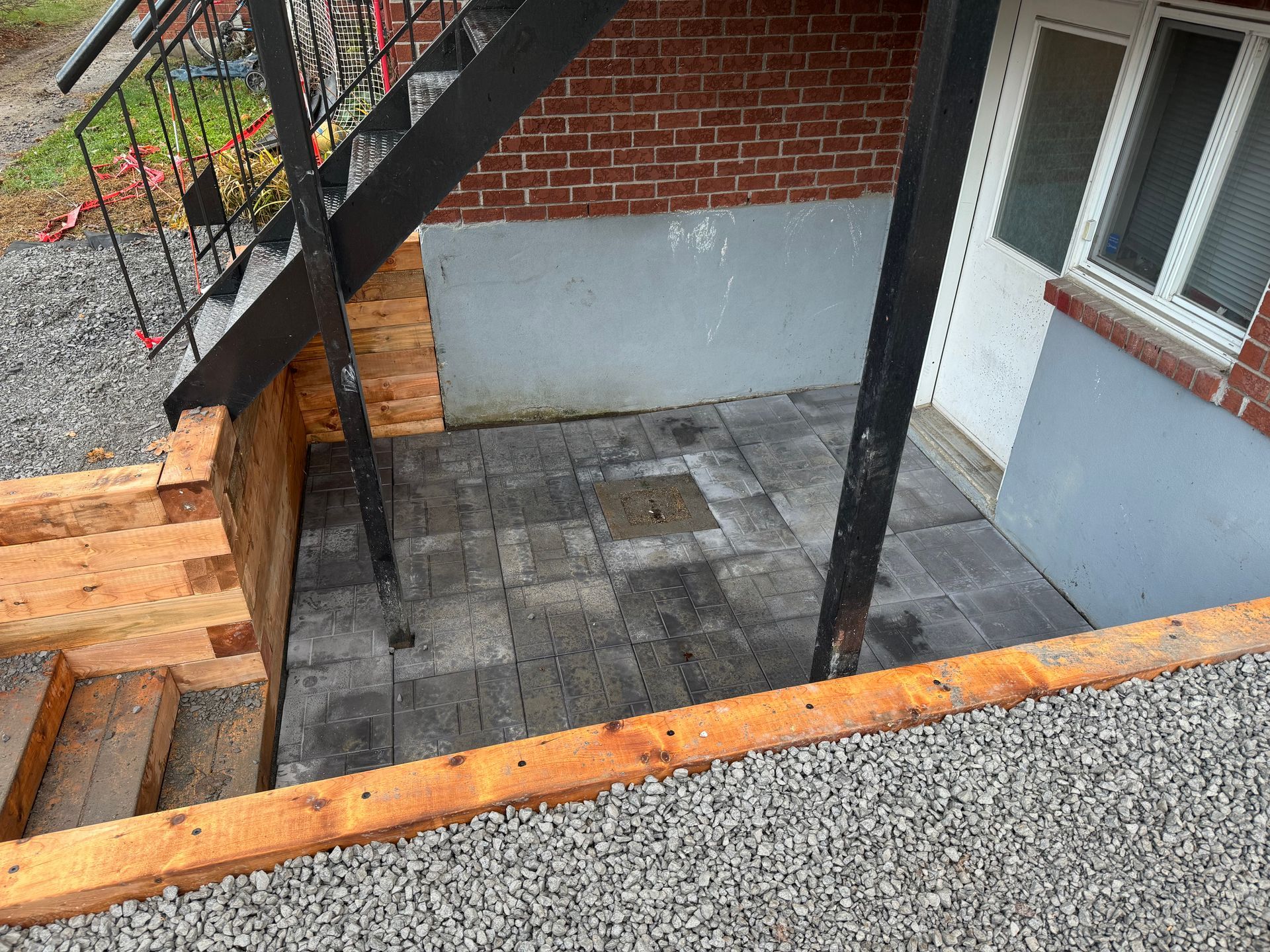 Un ensemble d'escaliers menant à un bâtiment en briques.