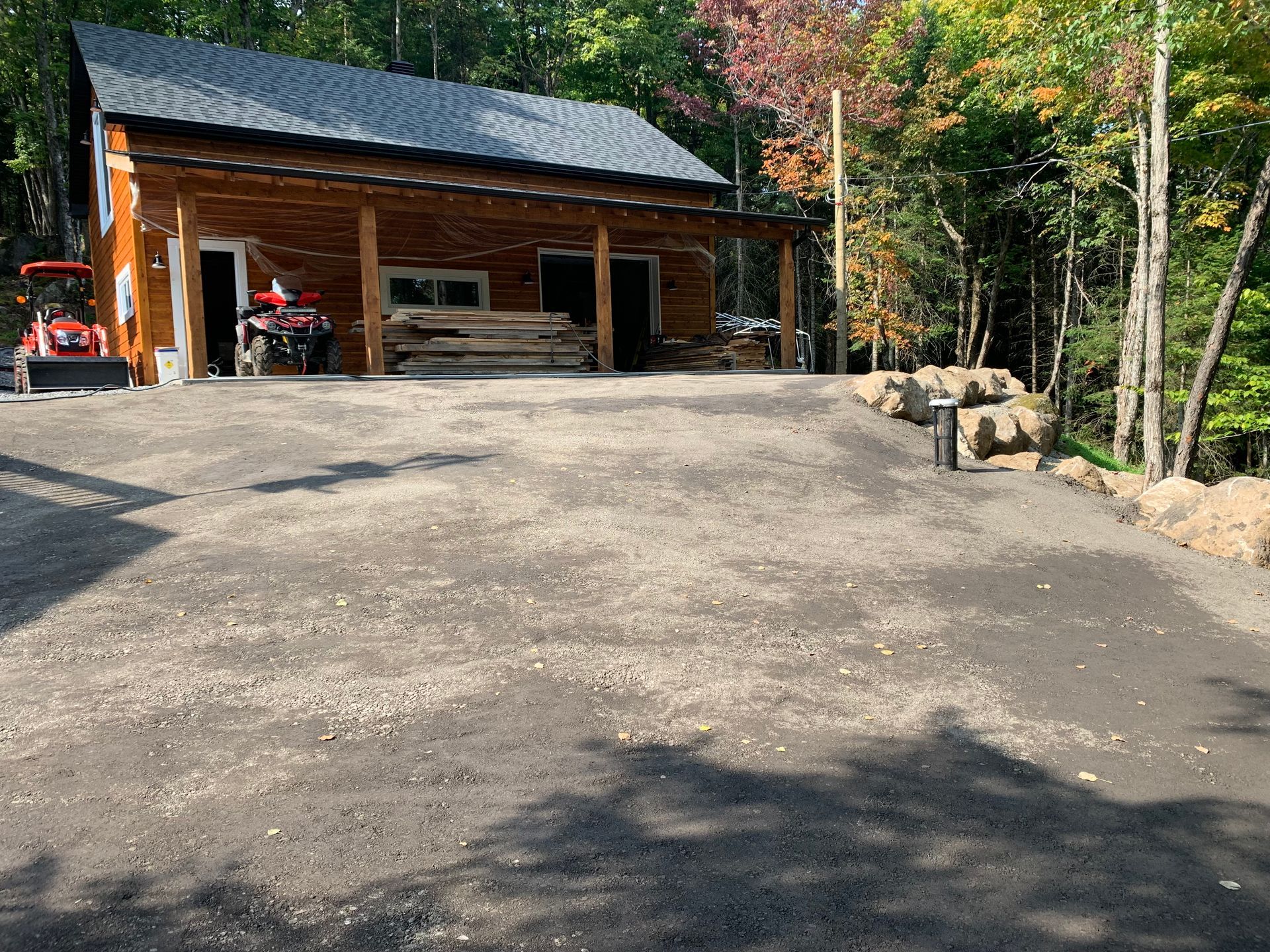 Une cabane en rondins est située au milieu d'une forêt.