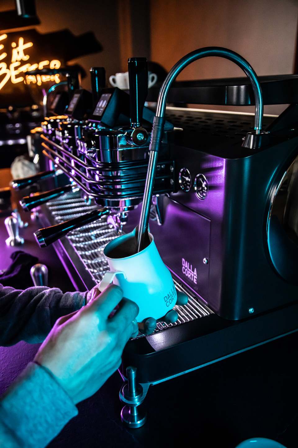 montatura del latte con macchina professionale