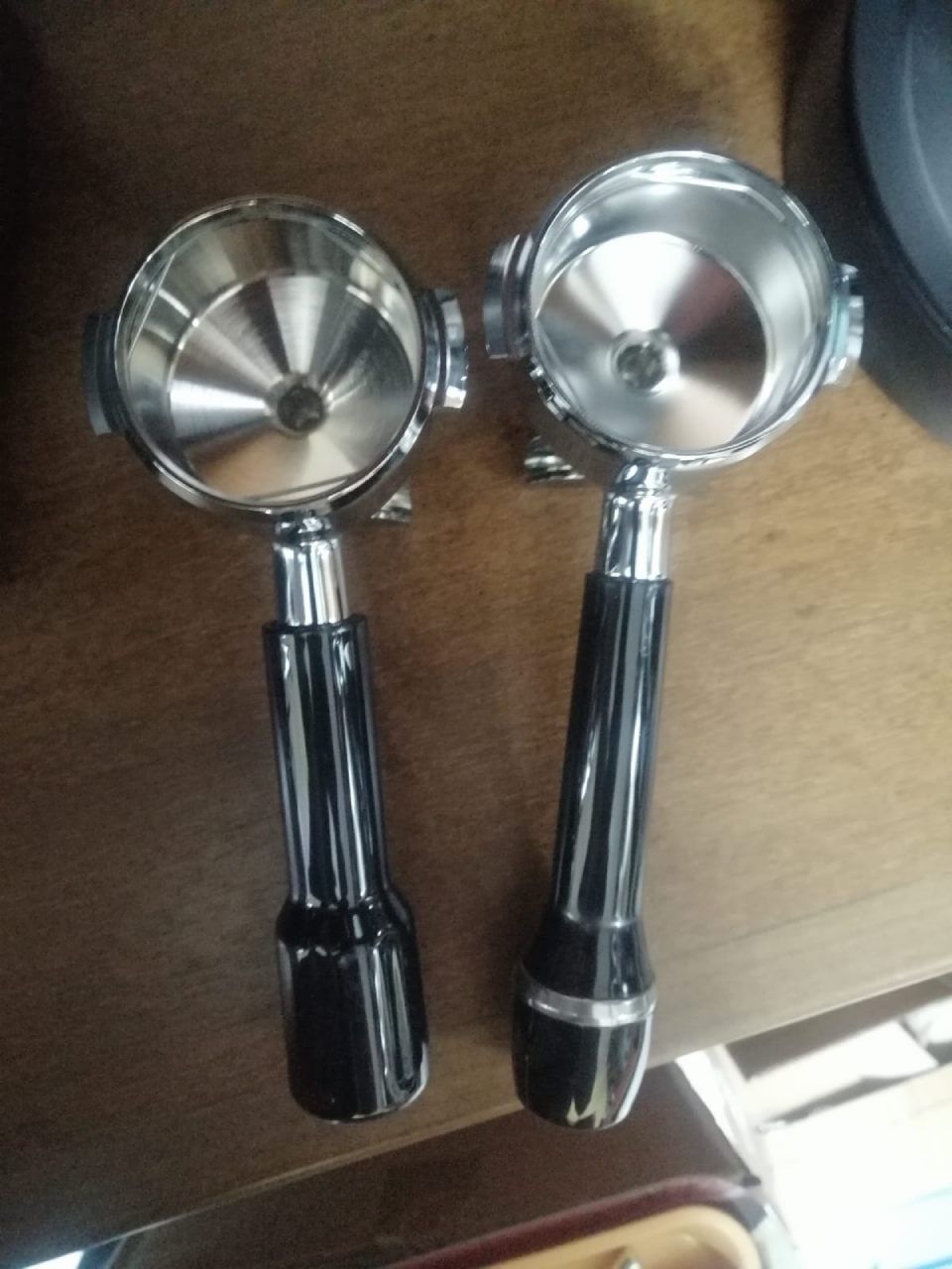 due braccetti portafiltro per macchina da caffè