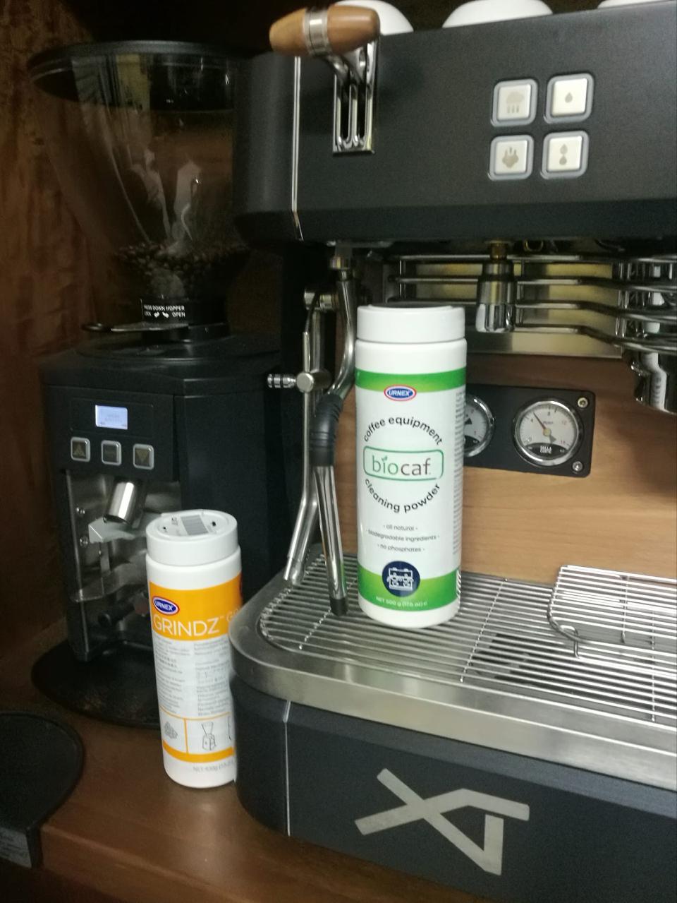 due prodotti per pulizia macchine da caffè