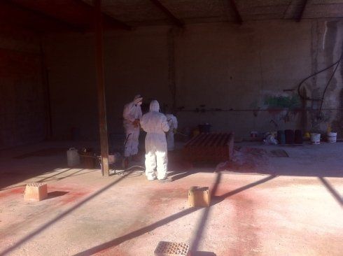 operai che rimuovono eternit