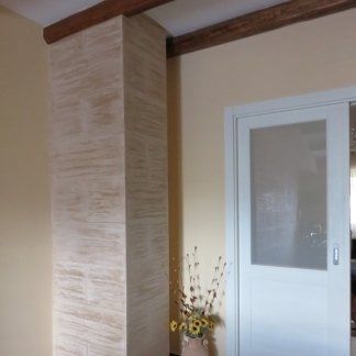 parete con colonna decorativa e porta bianca