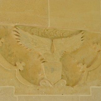 fregio su parete in pietra