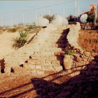 area esterna con scale e muri in pietra