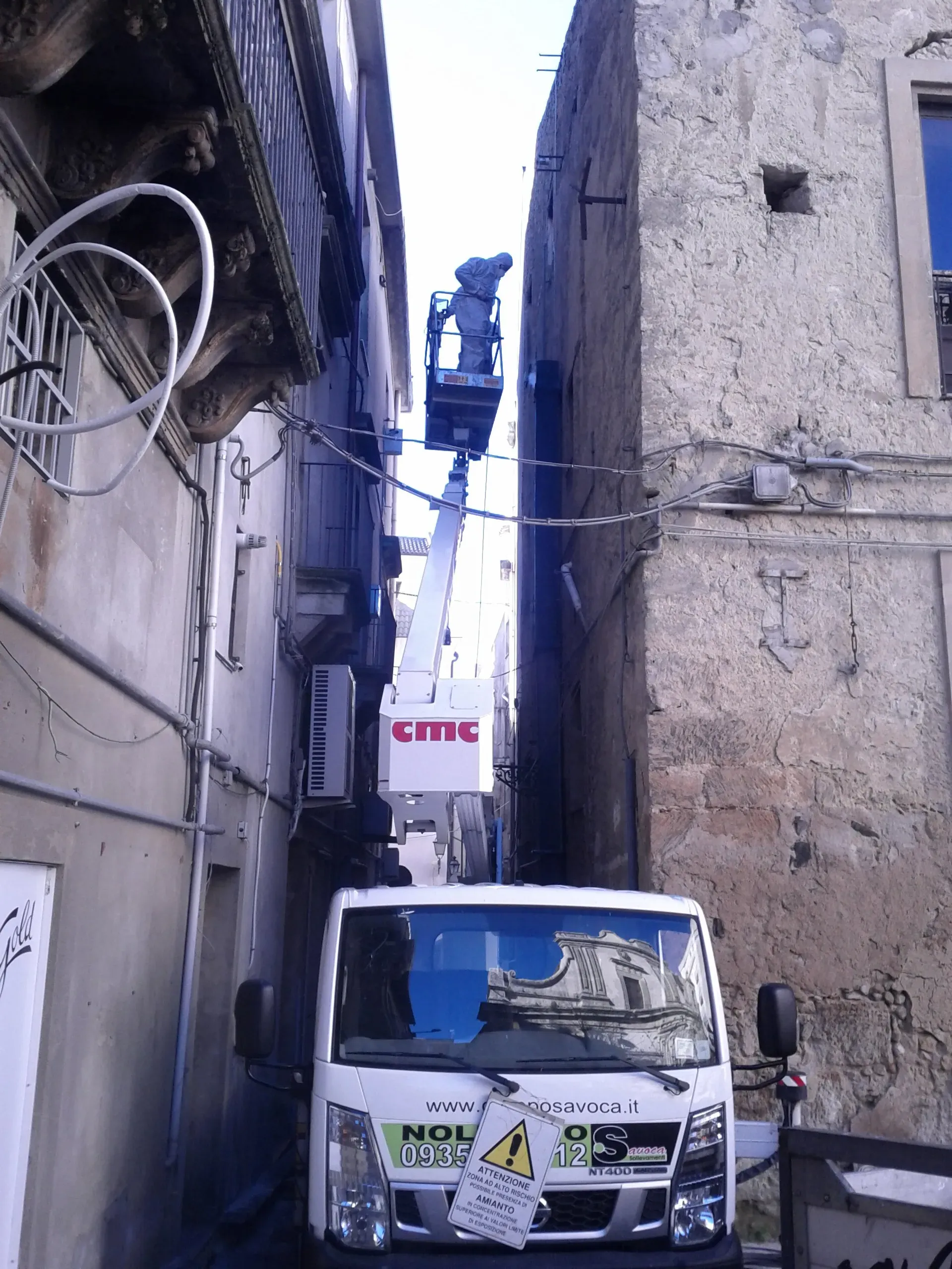 ristrutturazione edile con piattaforma aerea in un vicolo