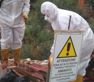 due addetti allo smaltimento di amianto