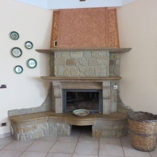 caminetto con struttura in pietra ristrutturato