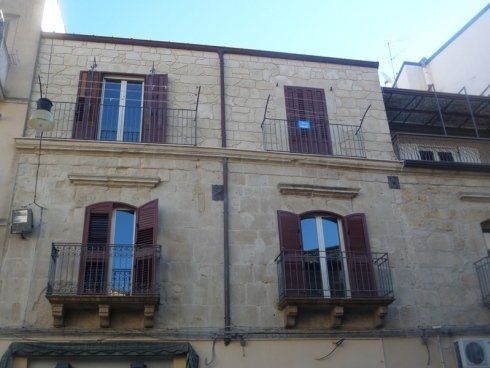 facciata ristrutturata di un'abitazione a due piani