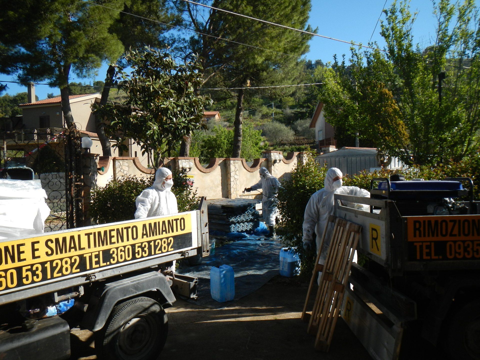 caricamento su mezzo dell'amianto da smaltire