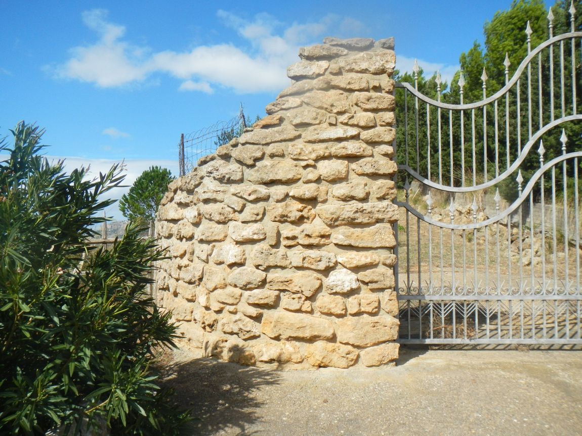 muretto in pietra come supporto per cancello
