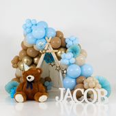 Tent with an organic balloon decor and wood letters. 