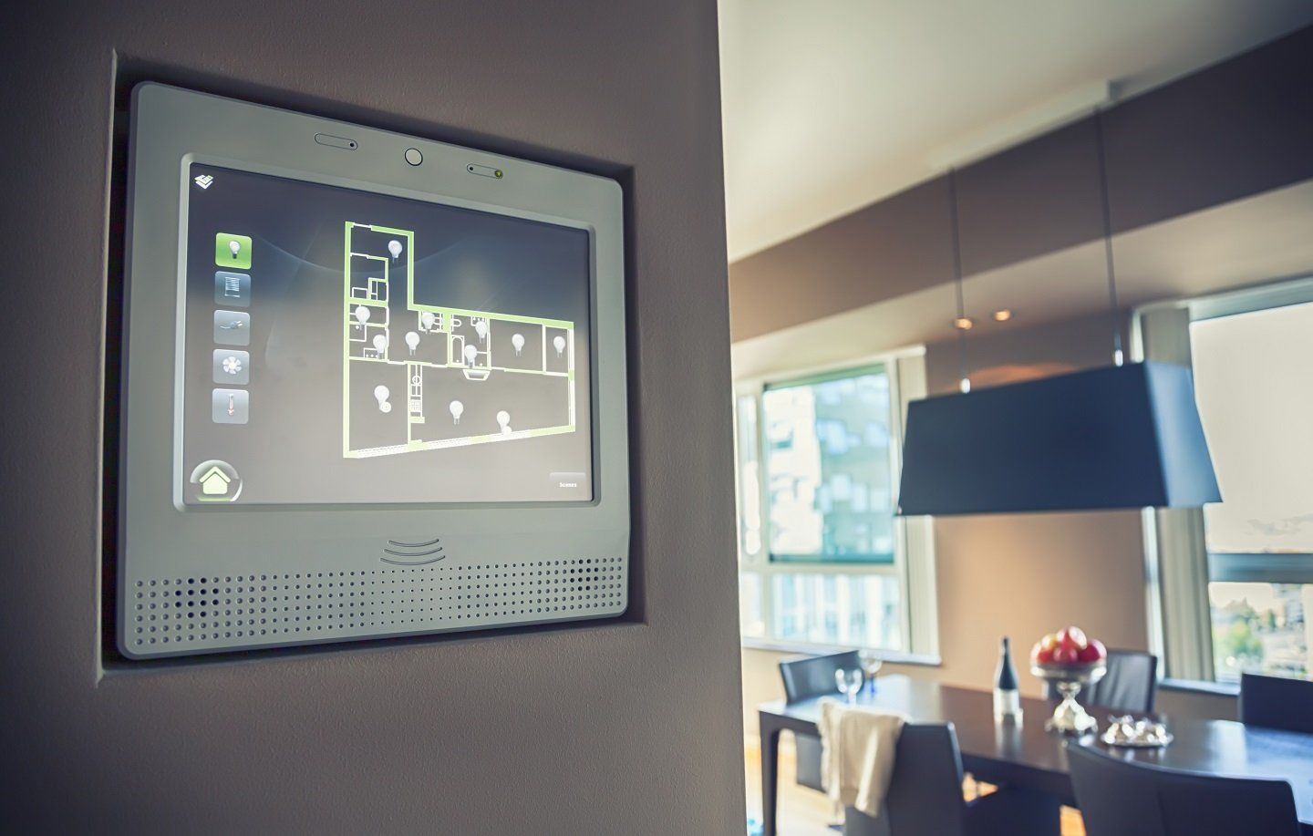 smart monitor domotica installato in casa per controllo luci