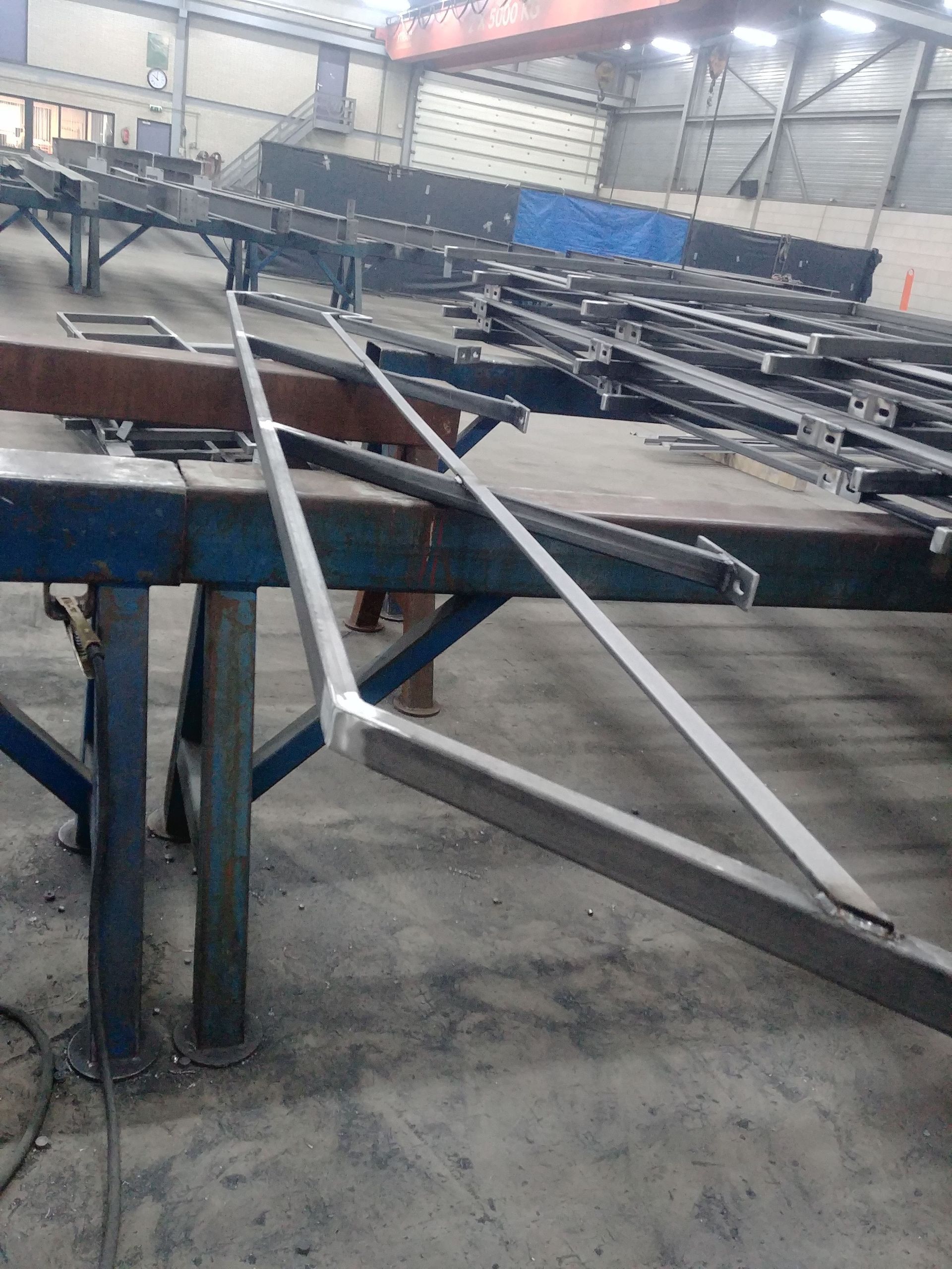 In een fabriek wordt een metalen constructie gebouwd.