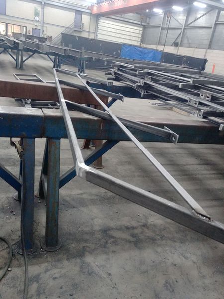 In een fabriek wordt een metalen constructie gebouwd.