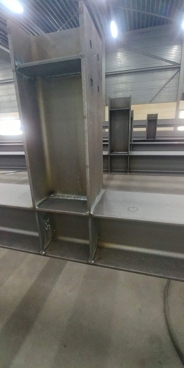 In een fabriek wordt een grote metalen constructie gebouwd.