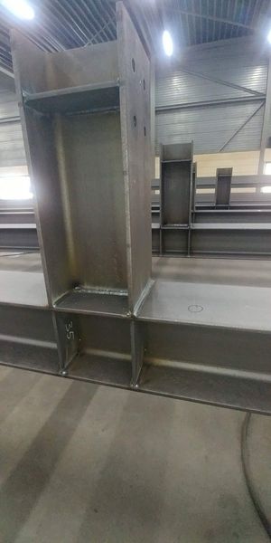 In een fabriek wordt een grote metalen constructie gebouwd.