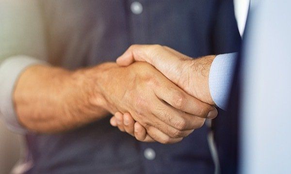handshake between insurance broker and client