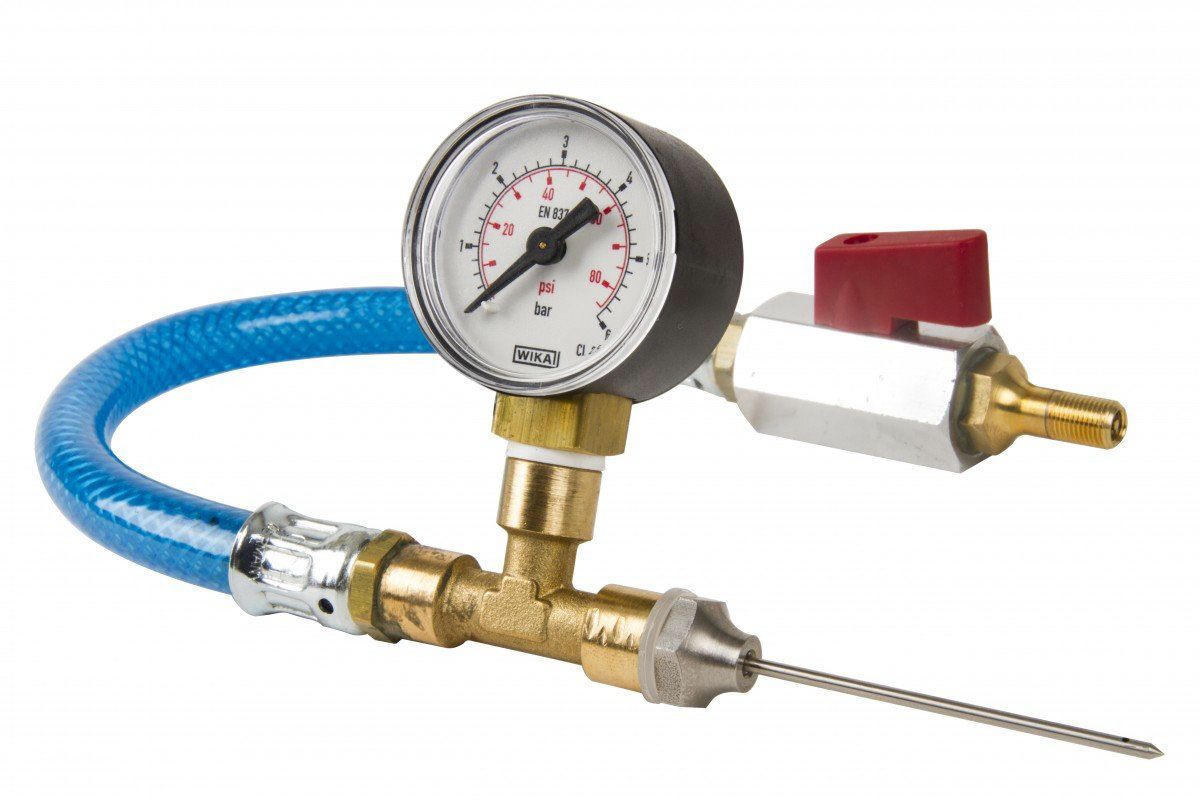 Herramienta de medición de presión con aguja, manguera y válvula; para medir e inyectar fluidos.