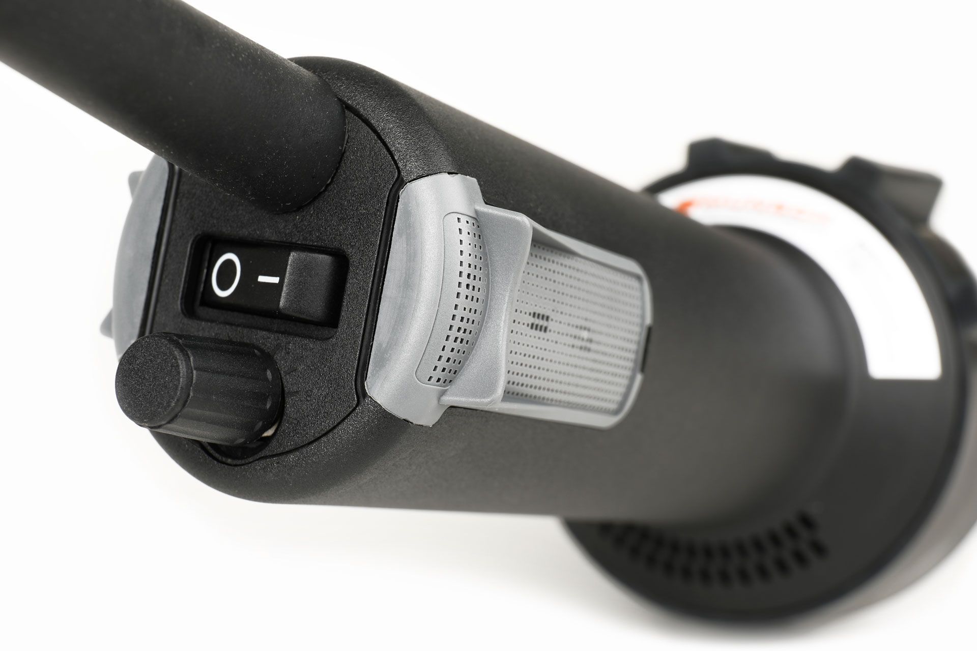 Primer plano de una pistola de calor negra con un interruptor de encendido y un dial visibles.