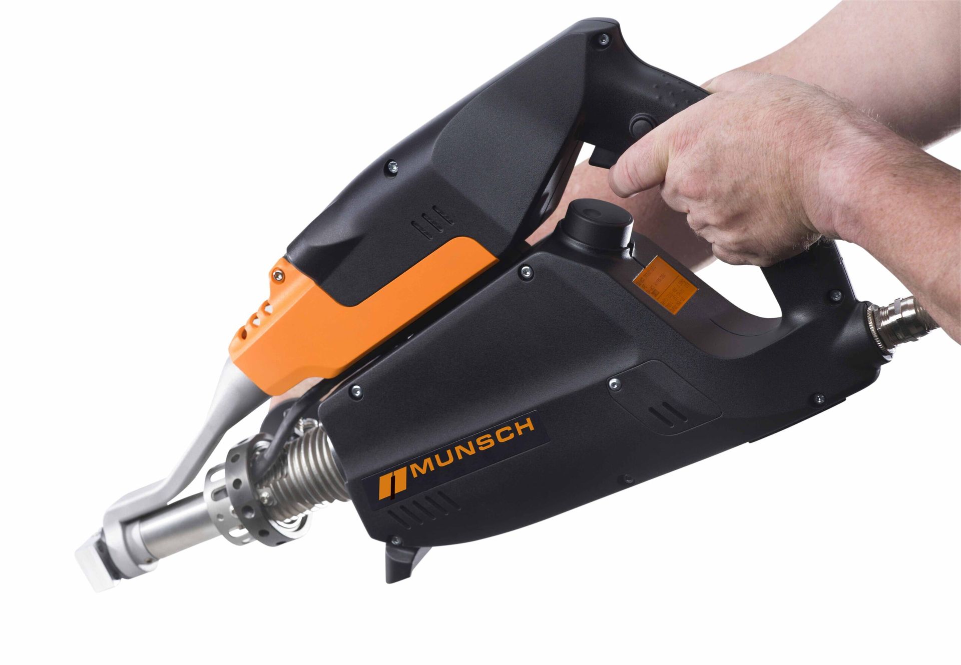 Mano sosteniendo una pistola de soldar de plástico naranja y negro, logotipo 