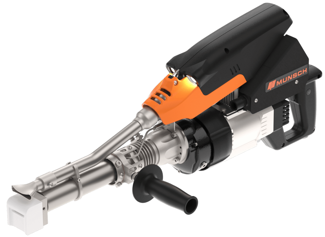 Máquina de soldar de mano, de color negro y naranja, con boquilla plateada y mango negro.