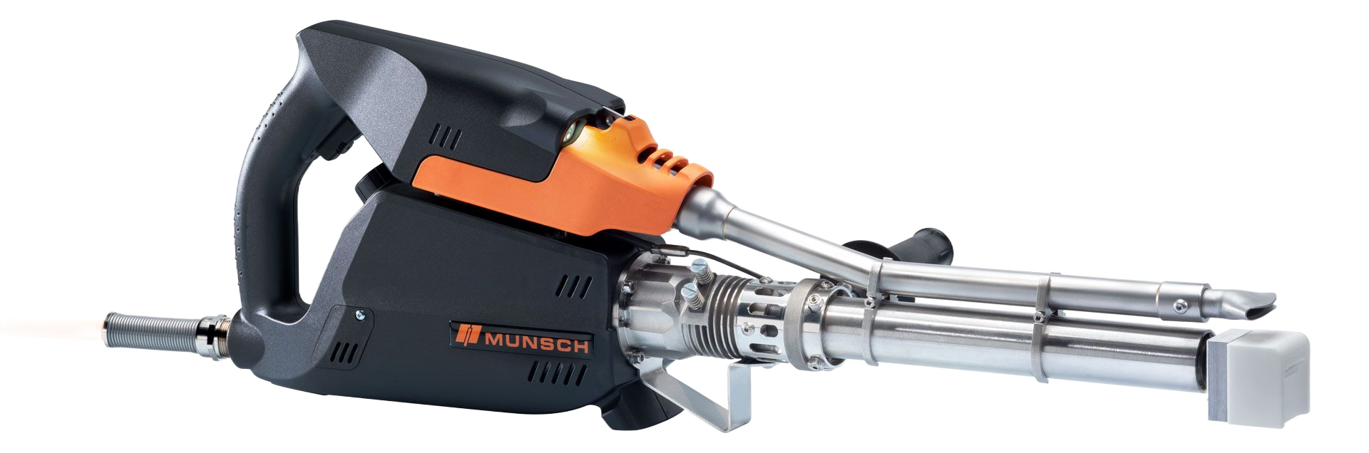 Herramienta industrial portátil de color negro y naranja con accesorios cromados, aislada en blanco.