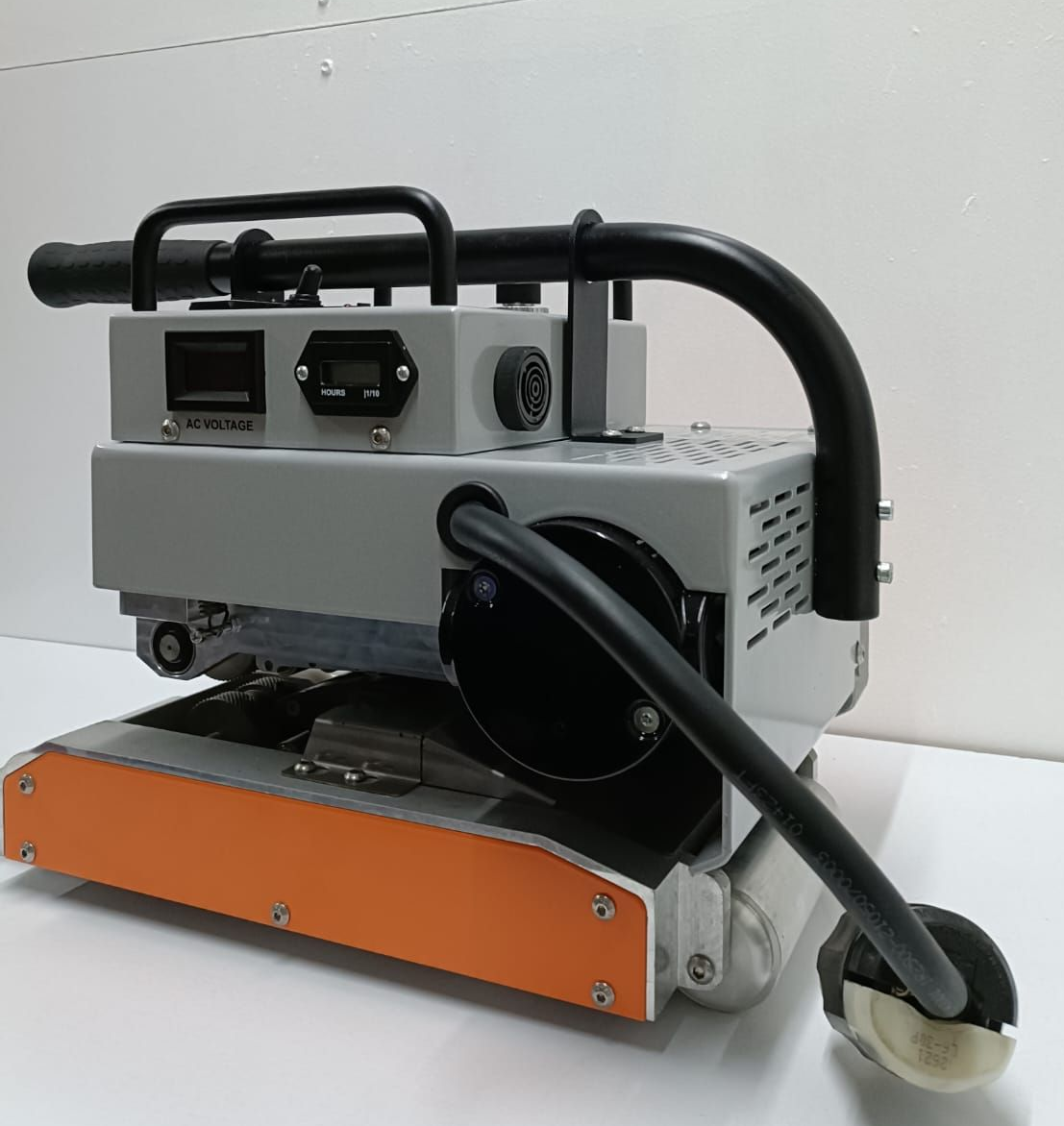 Lijadora de piso industrial de color gris y naranja con mango negro y cable de alimentación.