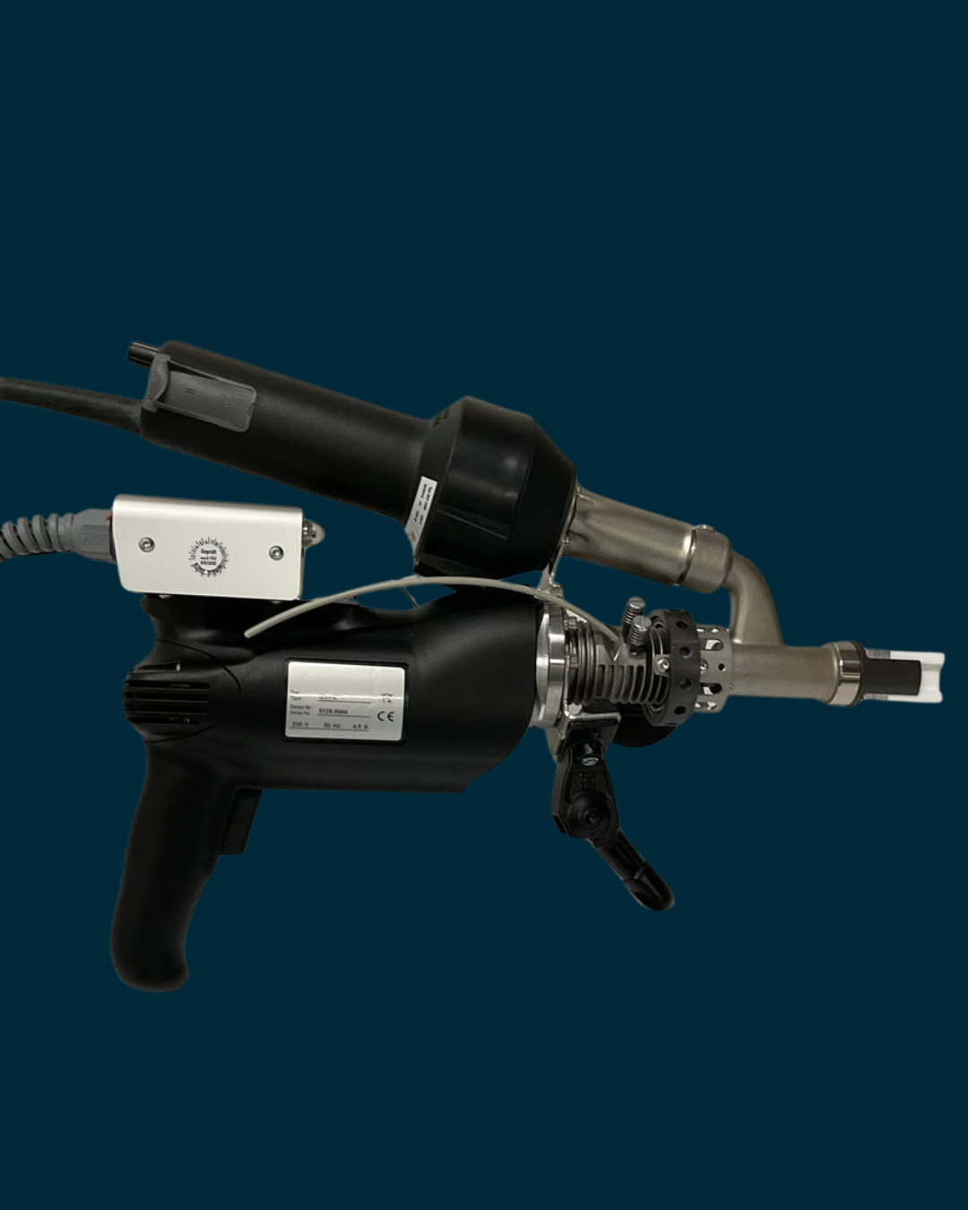 Una pistola de soldar de plástico negra y plateada con mango, boquilla y soporte.