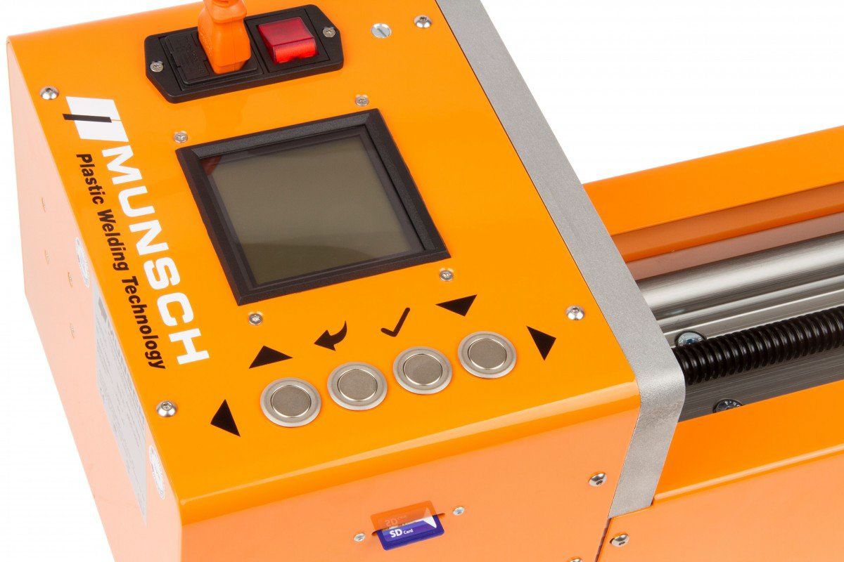 Máquina de soldadura de plástico con tecnología Munsch de color naranja, con panel de control y pantalla.