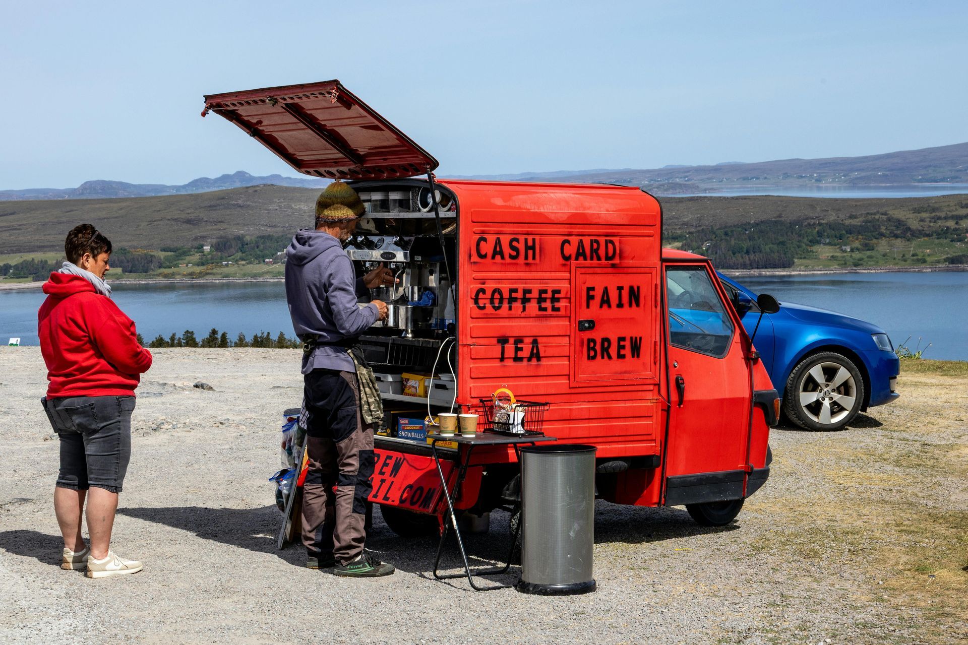 A bakery filled with lots of bread and pastries.