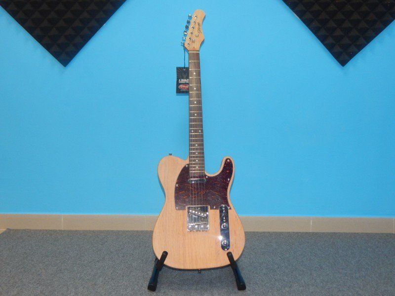 chitarra elettrica legno chiaro