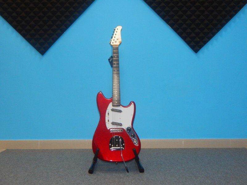 chitarra elettrica rossa