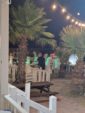 Un piatto di cibo e una bottiglia di vino su un tavolo.