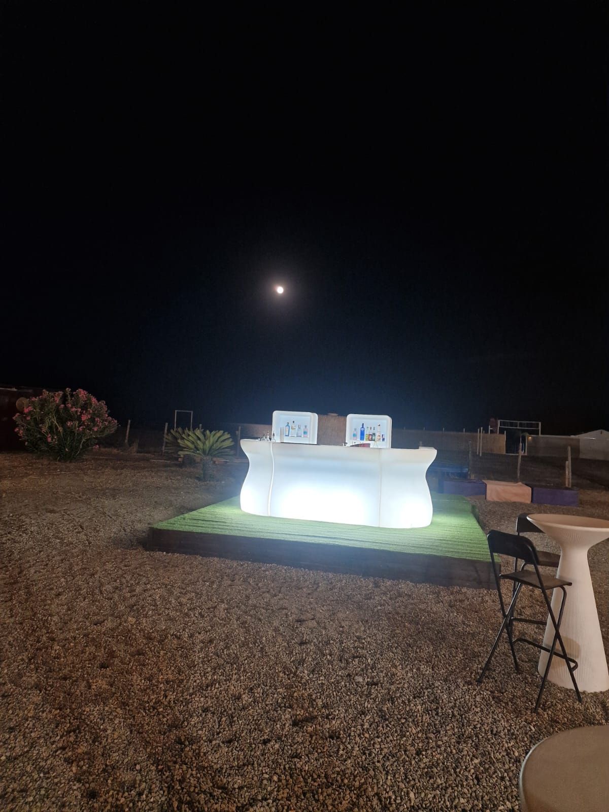 Un piatto di cibo e una bottiglia di vino su un tavolo.