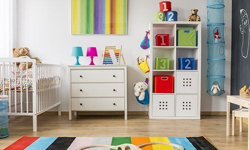 Camera da letto per bambino ,mobili bianchi e tutti colori intorno