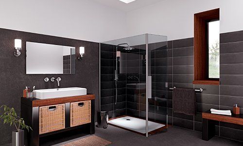 Sala di bagno marrone, mobili di legno,e box doccia  in vetro