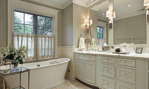 Sala di bagno stilo classico, con vasca di bagno e mobili bianchi