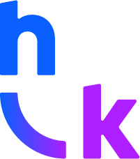 Ein blau-violetter Buchstabe n und ein violetter Buchstabe k auf weißem Hintergrund.