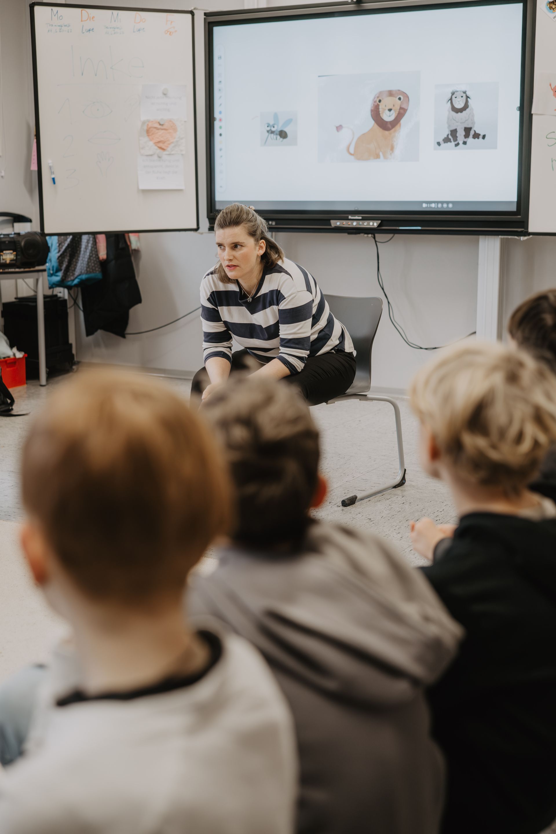 Aus der Perspektive der Kinder im Klassenzimmer Blick auf die Trainerin