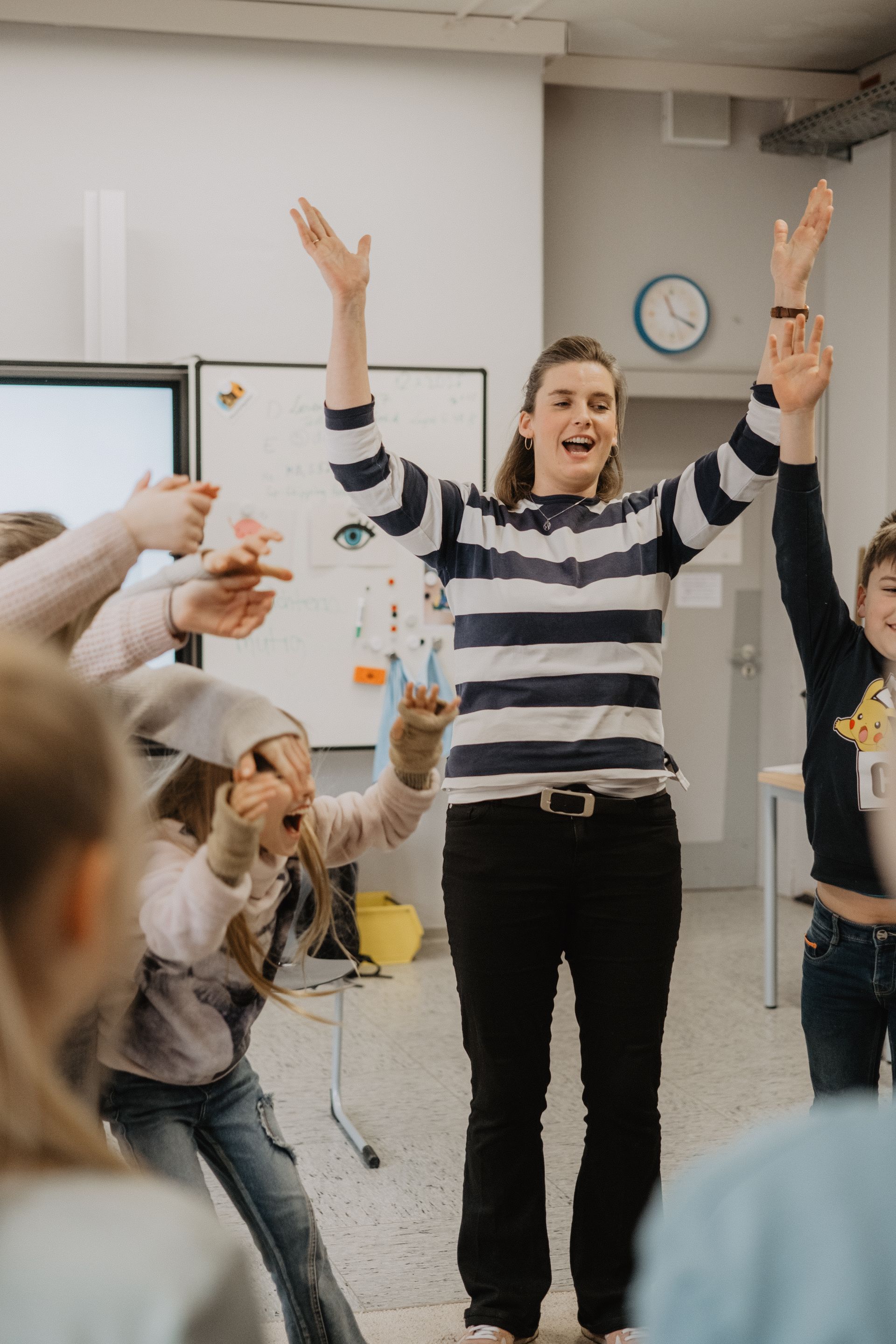 Trainerin mit Kindern in Klassenzimmer