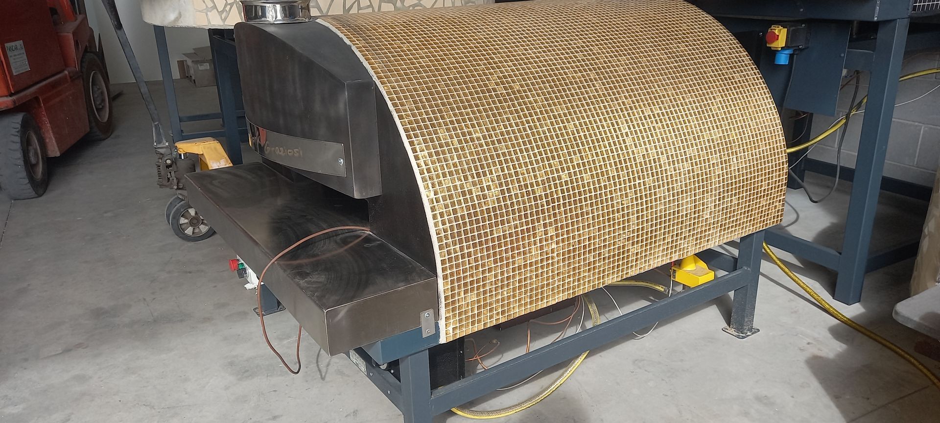 Una macchina è posizionata sopra un tavolo in una stanza.