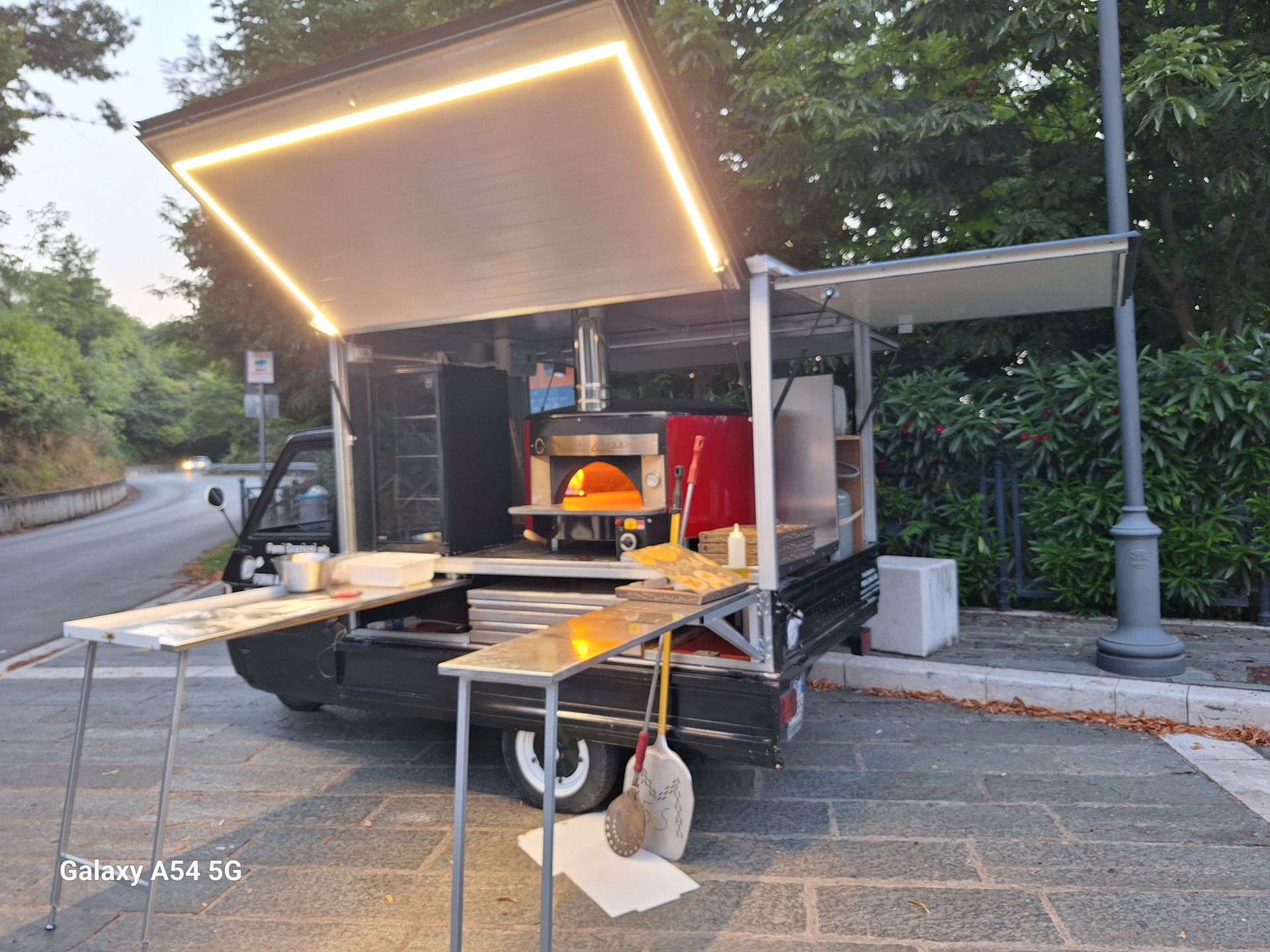 Un camioncino delle pizze è parcheggiato sul ciglio della strada.