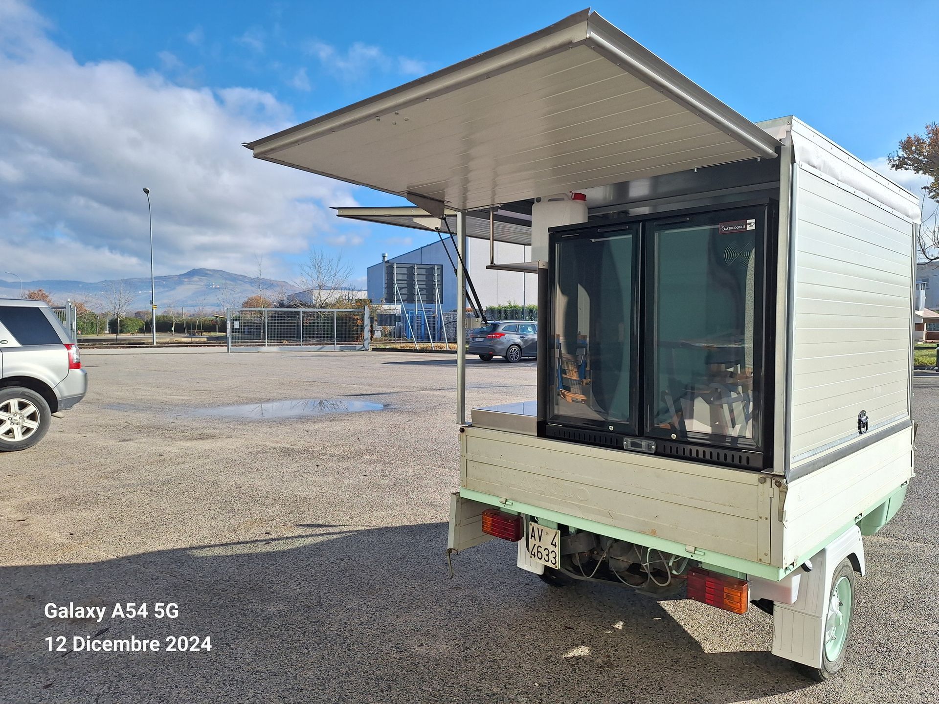 Un camioncino che vende cibo è parcheggiato in un parcheggio.