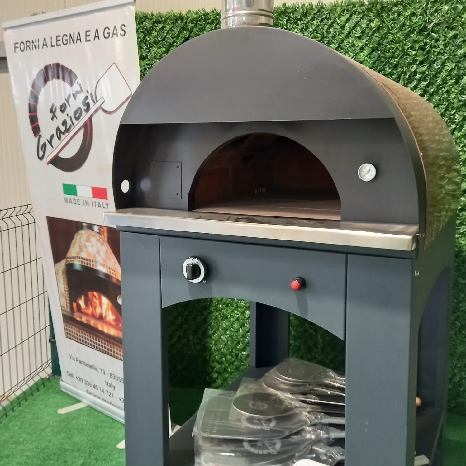 Un forno per pizza è posizionato davanti a un cartello che dice forno lega e gas